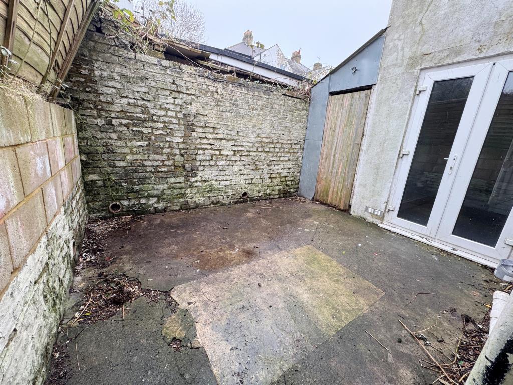Lot: 134 - BAY FRONTED END-TERRACE HOUSE - Rear courtyard